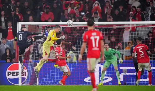 Anatoly Trubin marcó de cabeza el 4-2 de Benfica ante Real Madrid. Foto: Champions League