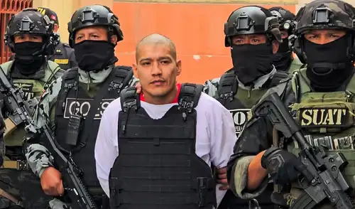 Alias el 'Monstruo' apareció totalmente rapado y vestido de blanco previo  su traslado a la Base Naval