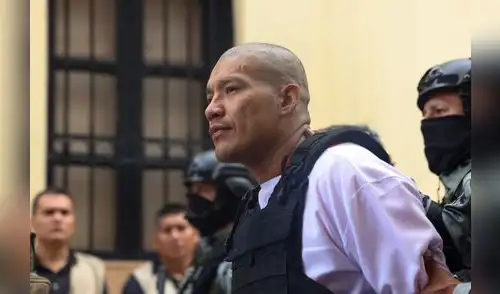 Encadenado, de pies y manos, así fue el trasladado El Monstruo a la Base Naval del Callao. Encadenado, de pies y manos, así fue el trasladado El Monstruo a la Base Naval del Callao.