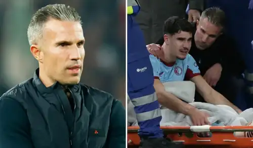 Robin van Persie consuela a su hijo Shaqueel tras sufrir una lesión en el partido ante Betis por la Europa League