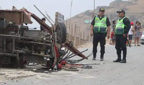 Un trágico accidente de tránsito en San Antonio de Huarochirí dejó tres muertos y cuatro heridos tras el desbarranco de una moto de carga que transportaba a siete familiares. Un trágico accidente de tránsito en San Antonio de Huarochirí dejó tres muertos y cuatro heridos tras el desbarranco de una moto de carga que transportaba a siete familiares.