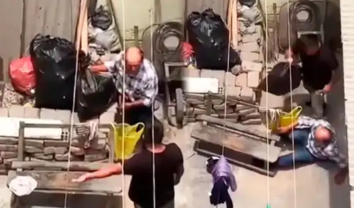 El hombre sujetó a su padre por el cuello y lo lanzó al piso. El hombre sujetó a su padre por el cuello y lo lanzó al piso.