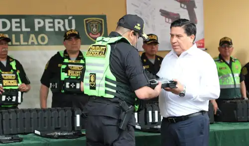El ministro del Interior, Vicente Tiburcio, durante la entrega de las pistolas checas CZ P-09, cuya compra se encuentra bajo investigación fiscal. Foto: PNP