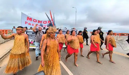 Manifestantes marcharon hacia los exteriores de Petroperú y advirtieron radicalizar la protesta si no obtienen respuestas