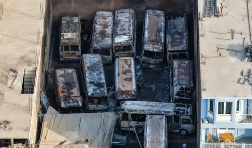 Incendio en cochera del Callao afecta vehículos informales y genera alarma