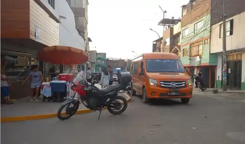 Testigos afirman que dos motos lineales ejecutaron una ráfaga de disparos contra el vehículo.