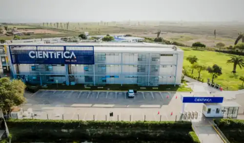 Padres y estudiantes de Medicina Humana de UCSUR denuncian irregularidades académicas y represalias tras quejas sobre evaluaciones en la institución, creando un clima de temor.