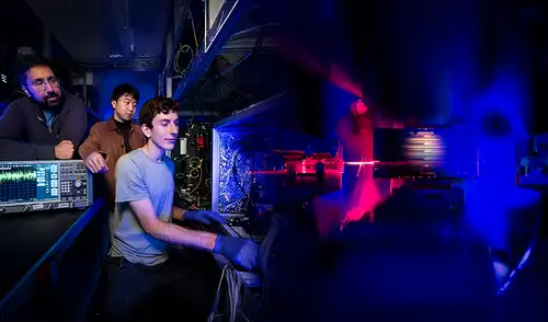 Físicos de la Universidad de Stanford crearon un micro amplificador óptico.