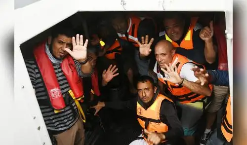 Parte de los 27 tripulantes rescatados de la embarcación La Peña.