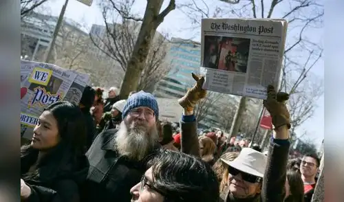 Protesta frente al Washington Post por los despidos. Culpan al millonario Jeff Bezos de hacerle caso a Trump, quien ya traía en el ojo al diario que apoyaba a los demócratas. Foto: AFP