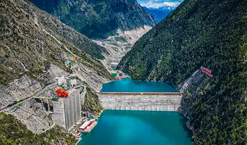 Este ambicioso proyecto de ingeniería en el suroeste de China cumplió un hito esencial el 1 de mayo de 2025 tras el ansiado inicio del almacenamiento de agua.