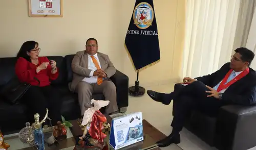 Ambas instituciones acordaron desarrollar actividades que beneficien a los estudiantes de Derecho. Fuente: Difusión.