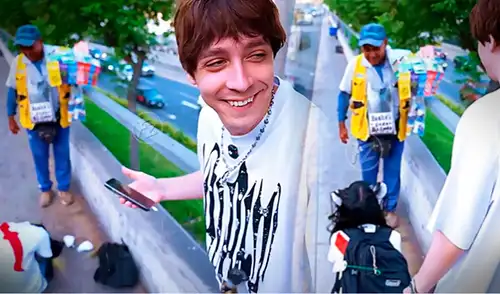 Una turista japonesa pidió disculpas a su estilo a un vendedor ambulante.