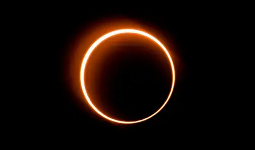 La Luna se mueve frente al Sol en un raro eclipse solar de "anillo de fuego". Foto: AFP