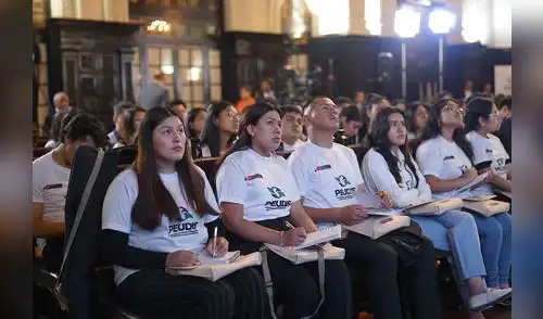 Universitarios reciben charlas de especialistas con experiencia en gestión pública y políticas sociales.