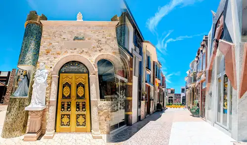 El 14 de enero de 1950 se levantó el primer mausoleo, perteneciente al empresario italiano Serafino Firpo.