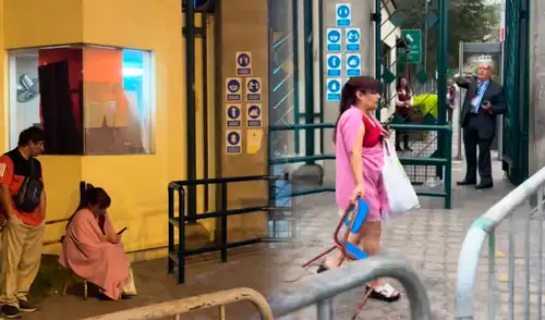 Según la descripción del clip, la madre había llegado muy temprano para guardarle cola a su hijo, puesto que era quien iba a rendir el examen de admisión.