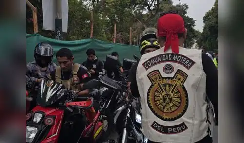 Motociclistas congregados en avenida Salaverry. Motociclistas congregados en avenida Salaverry.