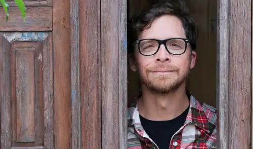 Luis Carlos Burneo presenta ‘La Habitación Secreta’, su show que combina stand up comedy y música en vivo