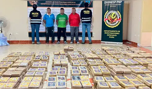 Droga estaba escondida en sacos con paquetes tipo ladrillo. Foto: PNP Droga estaba escondida en sacos con paquetes tipo ladrillo. Foto: PNP