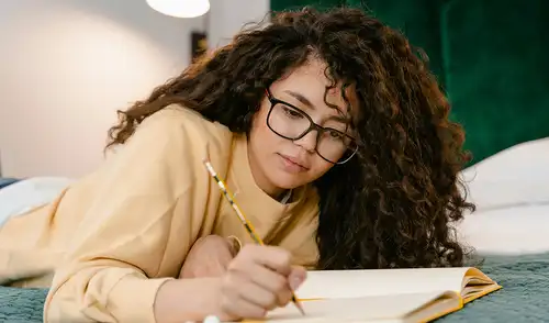 La lectura, escritura y el estudio de otros idiomas benefician a nuestro cerebro. Foto: Pexels / Mart Production