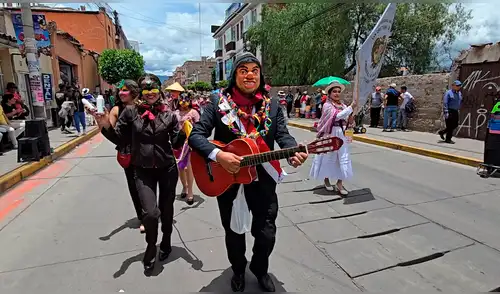 Comparsas dedicaron canticos al expresidente José Jerí, minutos antes de ser censurado. Foto: Adríán Sarria, La República