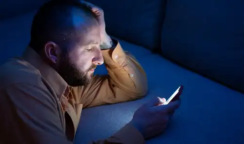 Los hábitos relacionados con la vida nocturna, como el consumo de nicotina y el sueño irregular, son factores claves en este aumento del riesgo.