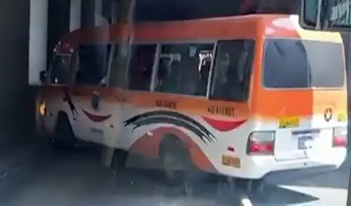 Daños en la vía tras colisión de unidad de transporte público. Accidente en Lima