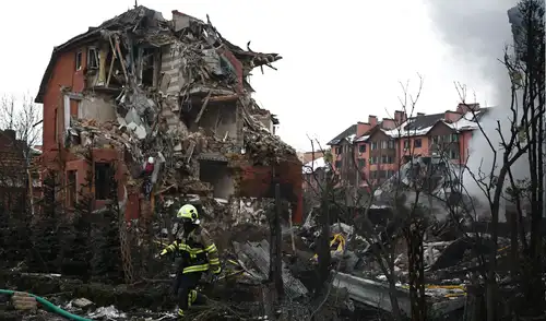 Escombros tras un ataque aéreo en Kiev durante la invasión rusa de Ucrania. Foto: AFP