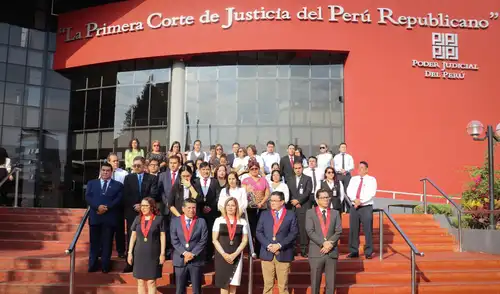 El evento también contó con la participación de otros magistrados que izaron la bandera del Poder Judicial. Fuente: Difusión.