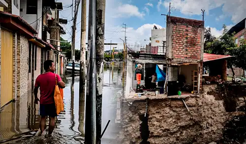 Otras quebradas urbanas también se desbordaron y complicaron la situación en Cayma y Cerro Colorado; el lodo ingresó a zonas residenciales. Otras quebradas urbanas también se desbordaron y complicaron la situación en Cayma y Cerro Colorado; el lodo ingresó a zonas residenciales.