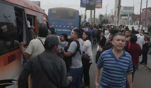 La violencia contra el transporte en Lima se agudiza, con el asesinato de un colectivero y un chofer de bus en menos de 24 horas, generando alarma en la capital. La violencia contra el transporte en Lima se agudiza, con el asesinato de un colectivero y un chofer de bus en menos de 24 horas, generando alarma en la capital.