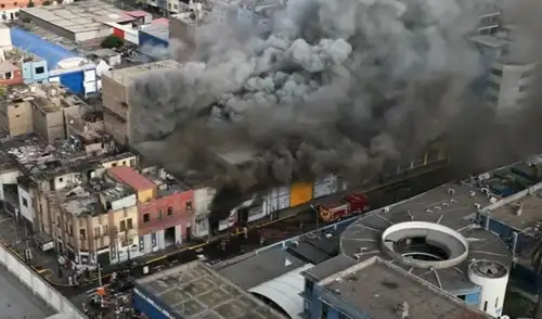 Intensa humareda en distrito de La Victoria por incendio en almacén Intensa humareda en distrito de La Victoria por incendio en almacén