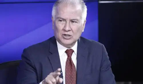 Alfonso López Chau respondió a las acusaciones durante su gira política en Chimbote. Alfonso López Chau respondió a las acusaciones durante su gira política en Chimbote.