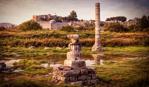 El enorme templo, una de las maravillas del mundo antiguo, fue construido por el arquitecto Quersifronte de Cnosos y su hijo.