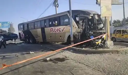 Un violento triple choque en la carretera Panamericana Sur dejó dos muertos en Salas Guadalupe, región Ica. Las víctimas fueron identificadas como un suboficial de policía y un pasajero.