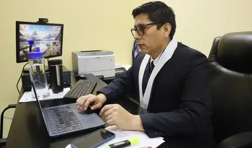 Durante el recorrido, los funcionarios constatan el desarrollo de las audiencias a cargo de magistrados de la Corte de Piura. Fuente: Difusión.