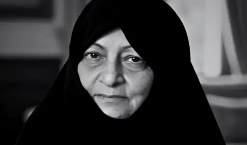 Mansoureh Khojasteh Bagherzadeh se casó en 1964 con Alí Jamenei. Mansoureh Khojasteh Bagherzadeh se casó en 1964 con Alí Jamenei.