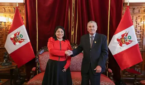 Denise miralles, primera ministra del PCM, se reunió con Fernando Rospigliosi para anunciar la fecha para el voto de confianza.