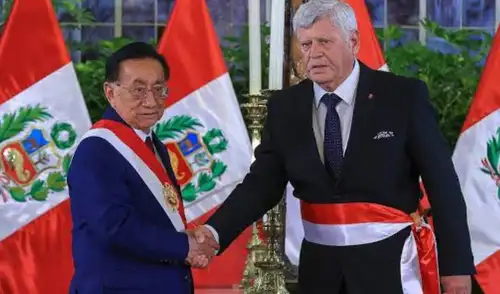 Ministro del Interior respaldó al presidente interino José Balcázar tras denuncia por ley que favorecía a su hijo.