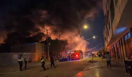 Bomberos trabajan intensamente para controlar el incendio de gran magnitud registrado en Comas.