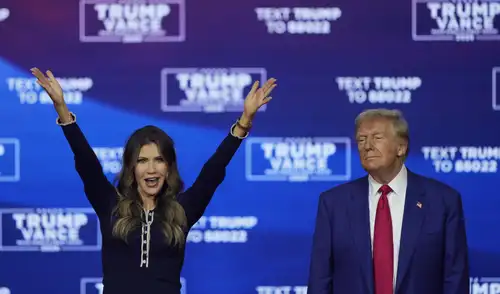 Kristi Noem fue destituida del DHS y ahora asumirá como "enviada especial" en América Latina.