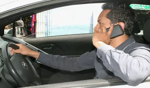 Un informe del Ministerio de Transportes y Comunicaciones alerta sobre el uso del celular al conducir en Lima. Un 19,4 % de jóvenes entre 18 y 25 años realiza esta práctica peligrosa.