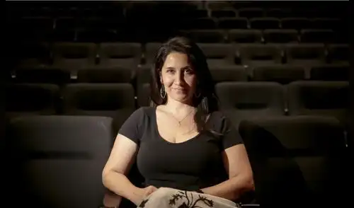 Urpi Gibbons interpreta dos personajes en la obra dirigida por Gustavo López Infantas.