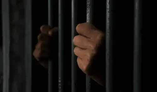 El suceso ocurrió durante un patrullaje en Pesqueda, donde se encontró a Pérez Bellido intercambiando sobres. Fuente: Shutterstock.