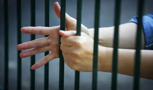 Milagros Katherine Juárez Bermúdez fue condenada a quince años de prisión en el penal de mujeres de El Milagro por parricidio. Fuente: Shutterstock.