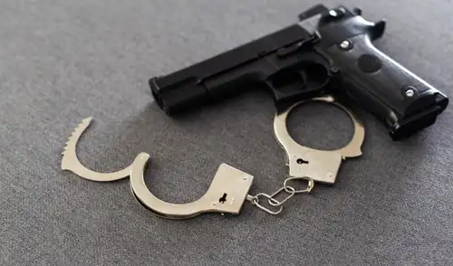 Durante el operativo policial se hallaron chips telefónicos, contenido extorsivo y armas. Fuente: Shutterstock.