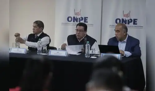 Representantes de la ONPE durante la prueba de color de las cédulas de sufragio.