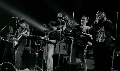 Los Fabulosos Cadillacs, grupo icónico del rock argentino, llegan a Lima para celebrar sus 40 años de carrera con un gran concierto