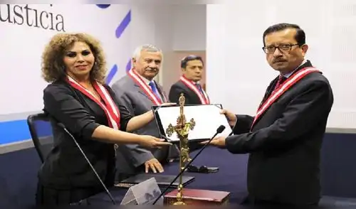 Alfonso Ruidías Farfán recibe su título de juez supremo